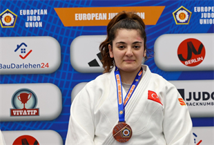 İZMİRLİ SEMA AVRUPA KUPASI’NDA KÜRSÜDE
